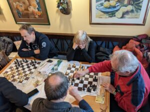 Schach bei der Weihnachtsfeier (Robert, Eva, Lorenz)
