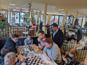 Schachpartien bei der Weihnachtsfeier (Lukas, Joshua, Felix, Mario, Michi & Michi)